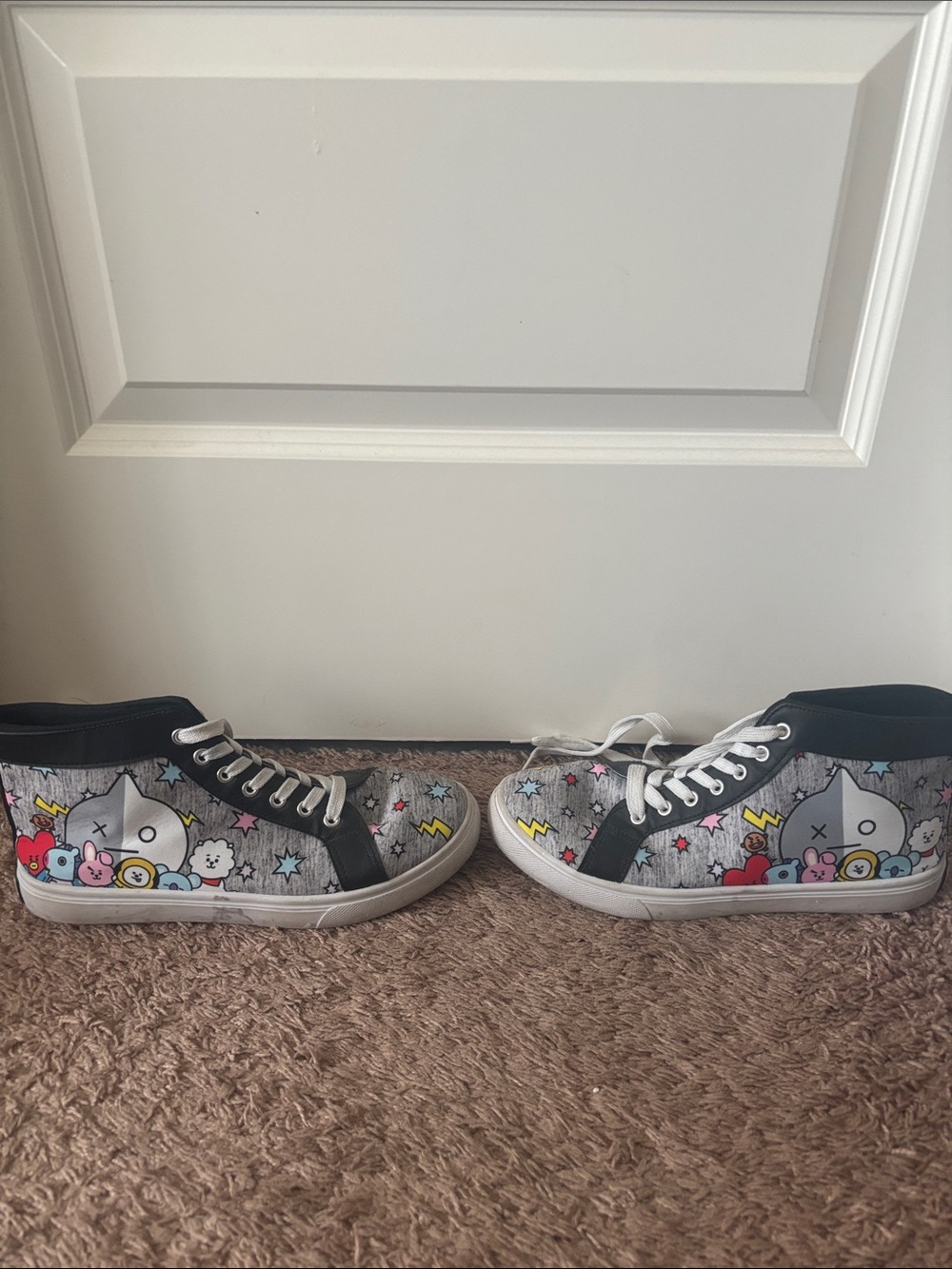 Women's High-Top Graphic Sneakers - Black/Grey Cartoon Print